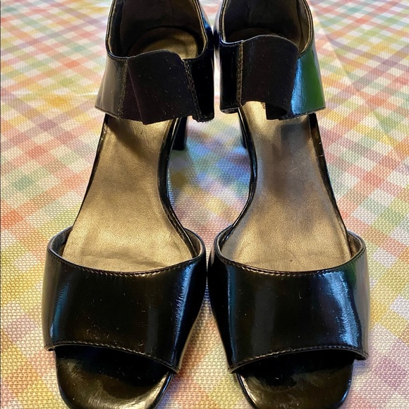 Patent leather heal with a peek a boo toe - Picture 3 of 12